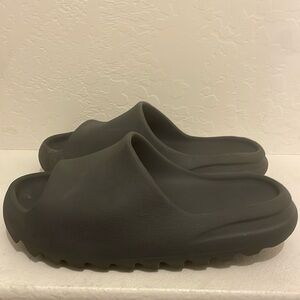 Yeezy Slides (Onyx)